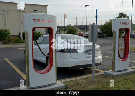 Topeka, Kansas, USA, 5. September 2015 Tesla Model S steckt in und laden an der Kompressor-Station auf der Arby Parkplatz in Topeka, Kansas. Tesla-Kompressor-Stationen ermöglichen Tesla Autos schnell aufgeladen werden – in weniger als einer Stunde —-Netzwerk keine Zahlungsaufforderung. Ab Februar 2015 gab es 2.000 Supercharger in 400 Stationen weltweit. Bildnachweis: Mark Reinstein Stockfoto