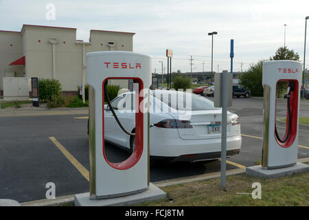 Topeka, Kansas, USA, 5. September 2015 Tesla Model S steckt in und laden an der Kompressor-Station auf der Arby Parkplatz in Topeka, Kansas. Tesla-Kompressor-Stationen ermöglichen Tesla Autos schnell aufgeladen werden – in weniger als einer Stunde —-Netzwerk keine Zahlungsaufforderung. Ab Februar 2015 gab es 2.000 Supercharger in 400 Stationen weltweit. Bildnachweis: Mark Reinstein Stockfoto