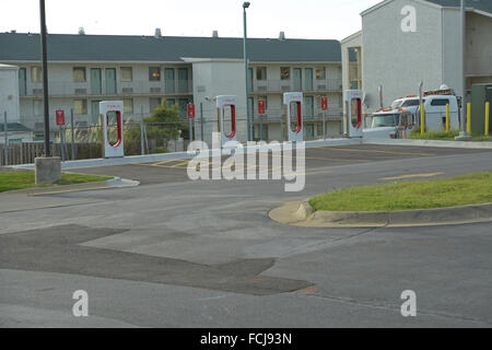 Topeka, Kansas, USA, 5. September 2015 Tesla Kompressor-Station in der Arby ist Parkplatz in Topeka, Kansas. Tesla-Kompressor-Stationen ermöglichen Tesla Autos schnell aufgeladen werden – in weniger als einer Stunde —-Netzwerk keine Zahlungsaufforderung. Ab Februar 2015 gab es 2.000 Supercharger in 400 Stationen weltweit. Bildnachweis: Mark Reinstein Stockfoto