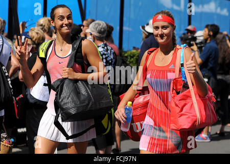 Melbourne Park, Melbourne, Australien, Australian Open Tennis Championships. 22. Januar 2016. Caroline Garcia (FRA) und Kristina Mladenovic (FRA) kommen am Gericht Credit: Action Plus Sport/Alamy Live News Stockfoto