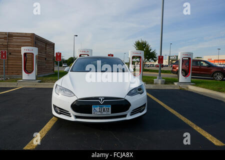 Topeka, Kansas, USA, 5. September 2015 Tesla Model S steckt in und laden an der Kompressor-Station auf der Arby Parkplatz in Topeka, Kansas. Tesla-Kompressor-Stationen ermöglichen Tesla Autos schnell aufgeladen werden – in weniger als einer Stunde —-Netzwerk keine Zahlungsaufforderung. Ab Februar 2015 gab es 2.000 Supercharger in 400 Stationen weltweit. Bildnachweis: Mark Reinstein Stockfoto