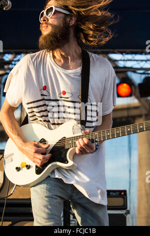 Parker gispert Gitarre spielen für die whigs Stockfoto