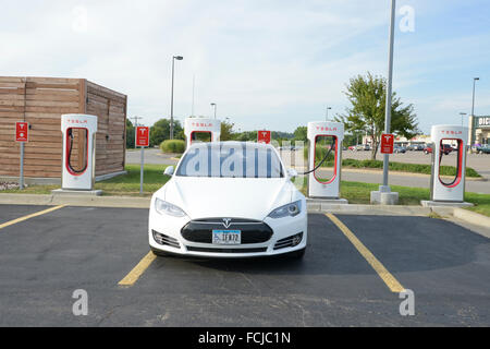 Topeka, Kansas, USA, 5. September 2015 Tesla Model S steckt in und laden an der Kompressor-Station auf der Arby Parkplatz in Topeka, Kansas. Tesla-Kompressor-Stationen ermöglichen Tesla Autos schnell aufgeladen werden – in weniger als einer Stunde —-Netzwerk keine Zahlungsaufforderung. Ab Februar 2015 gab es 2.000 Supercharger in 400 Stationen weltweit. Bildnachweis: Mark Reinstein Stockfoto