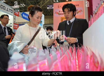 Tokio, Japan. 22. Januar 2016. (rechts) Aussteller Akinobu Kurahashi spricht über eine neue ROSYMINT-Zahnpasta, Hirano Ran von China während der Konferenz von Tokio Cosme/Tech Freitag, 22. Januar 2016. Cosme Tokio 2016 ist eine der führenden Messen für kosmetische Inhaltsstoffe, Private Label/OEM und Verpackung. Die 2016-Show wird voraussichtlich 700 sammeln * Aussteller aus 45 * Ländern/Regionen. Foto von: Ramiro Agustin Vargas Tabares. Ramiro Agustin © Vargas Tabares/ZUMA Draht/Alamy Live-Nachrichten Stockfoto