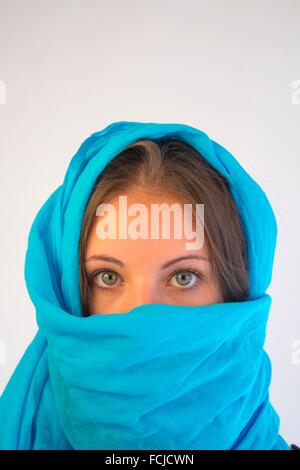 Kurzhaarige Blonde beim abrammeln vor der Kamera Kurzhaarige Blonde beim abrammeln vor der Kamera