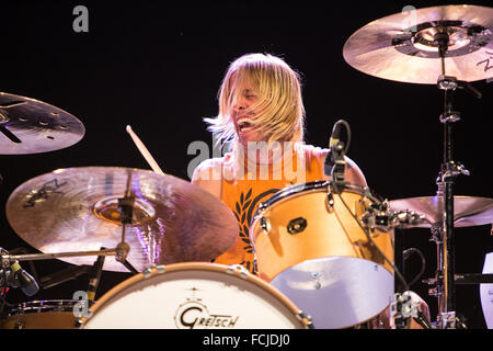 Taylor Hawkins rockt die Drums Stockfoto