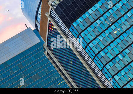 Antony Gormley Skulpturen in Mittel- und einem chinesischen Schwarzmilan Vogel fliegen overhead, Hong Kong, China. Stockfoto