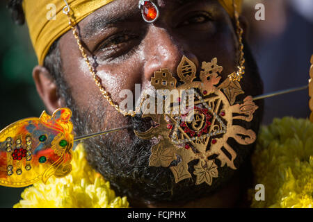 Kuala Lumpur, Batu Caves, Malaysia. 23. Januar 2016. Hindu Anhänger durchbohrt seine Zunge mit einem Metall Spieße in den Batu-Höhlen der Thaipusam-Prozession teilzunehmen. Um diesen Tag begehen, Hindus Anhänger anderes Teil ihres Körpers mit verschiedenen Metall Spieße durchbohren und Töpfe von Milch auf ihren Köpfen entlang paar Kilometer weiter die Ehre des Herrn Subramaniam (Lord Murugan) in den Batu-Höhlen, einer der beliebtesten Schrein außerhalb von Indien und der Dreh-und Angelpunkt, das Thaipusam Festival in Malaysia feiern feiern zu tragen. Bildnachweis: ZUMA Press, Inc./Alamy Live-Nachrichten Stockfoto