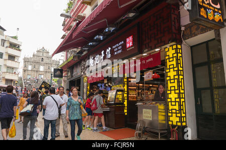 MACAO-Juni 25, 2015: Touristen besuchen das historische Zentrum von Macao-Senatsplatz am 25 Juni 201 in Macau. Das historische Zentrum von Stockfoto