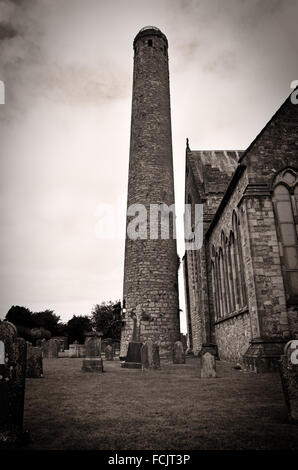 Blick auf einem Friedhof in Kilkenny mit einem mittleren Alter Glockenturm Stockfoto