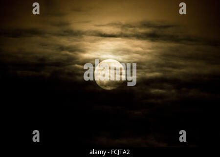 London, UK. 23. Januar 2016. Vollmond über London Stadt Credit: Guy Corbishley/Alamy Live News Stockfoto