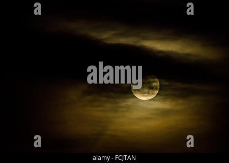 London, UK. 23. Januar 2016. Vollmond über London Stadt Credit: Guy Corbishley/Alamy Live News Stockfoto