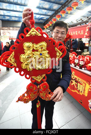 Peking, China. 23. Januar 2016. Ein Bewohner kauft waren auf einer shopping Messe für das kommende Frühjahr Festival in Peking, Hauptstadt von China, 23. Januar 2016 statt. © Li Xin/Xinhua/Alamy Live-Nachrichten Stockfoto