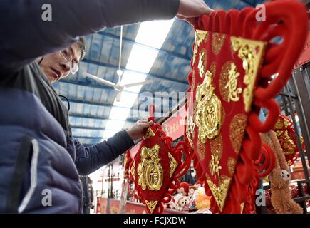 Peking, China. 23. Januar 2016. Ein Bewohner kauft waren auf einer shopping Messe für das kommende Frühjahr Festival in Peking, Hauptstadt von China, 23. Januar 2016 statt. © Li Xin/Xinhua/Alamy Live-Nachrichten Stockfoto