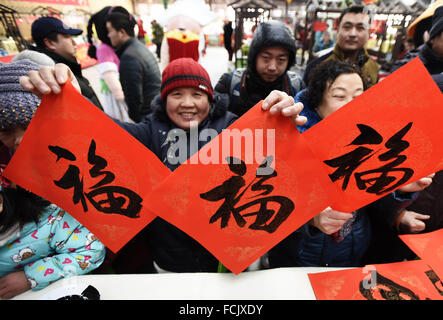 Peking, China. 23. Januar 2016. Bewohner erwerben waren auf einer shopping Messe statt für das kommende Frühjahr Festival in Peking, Hauptstadt von China, 23. Januar 2016. © Li Xin/Xinhua/Alamy Live-Nachrichten Stockfoto