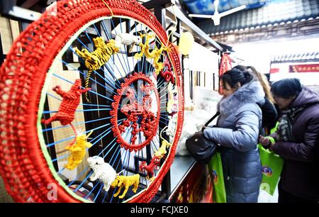 Peking, China. 23. Januar 2016. Bewohner erwerben waren auf einer shopping Messe statt für das kommende Frühjahr Festival in Peking, Hauptstadt von China, 23. Januar 2016. © Li Xin/Xinhua/Alamy Live-Nachrichten Stockfoto