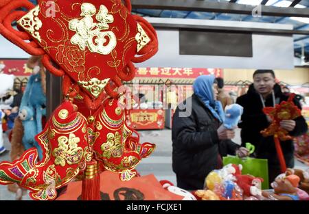 Peking, China. 23. Januar 2016. Bewohner erwerben waren auf einer shopping Messe statt für das kommende Frühjahr Festival in Peking, Hauptstadt von China, 23. Januar 2016. © Li Xin/Xinhua/Alamy Live-Nachrichten Stockfoto