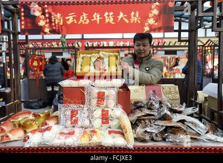 Peking, China. 23. Januar 2016. Ein Verkäufer zeigt waren auf einer shopping Messe für das kommende Frühjahr Festival in Peking, Hauptstadt von China, 23. Januar 2016 statt. © Li Xin/Xinhua/Alamy Live-Nachrichten Stockfoto