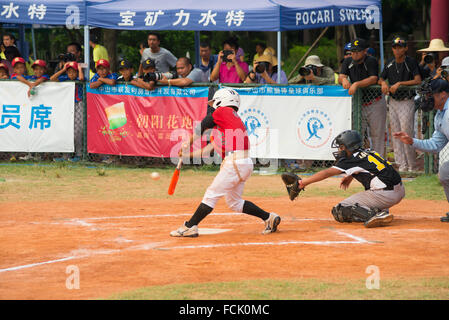 ZHONGSHAN-PANDA-CUP, ZHONGSHAN, GUANGDONG - August 4:batter TaiWan Zhanghua Dongshan Primary School-Team Ball den während Stockfoto