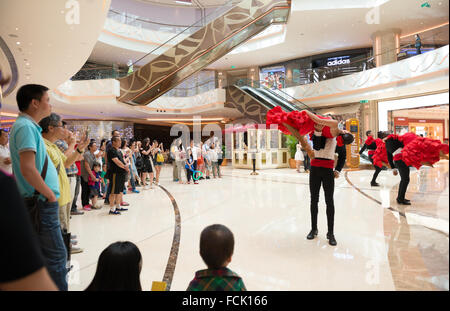 Macao, China - 25 Juni 2015:tourists beobachten die tanzenden Darsteller in einem Hotels in neuen Sands Macao, Macau am 25. Juni 2015. Stockfoto