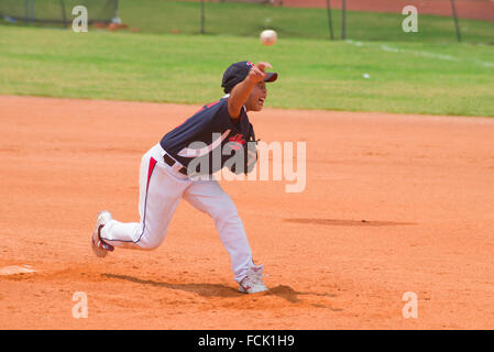 ZHONGSHAN PANDA CUP, ZHONGSHAN, GUANGDONG - August 4:unknown Krug wirft den Ball während eines Spiels der nationalen Baseball 2015 Stockfoto