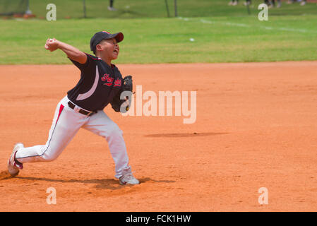 ZHONGSHAN PANDA CUP, ZHONGSHAN, GUANGDONG - August 4:unknown Krug wirft den Ball während eines Spiels der nationalen Baseball 2015 Stockfoto