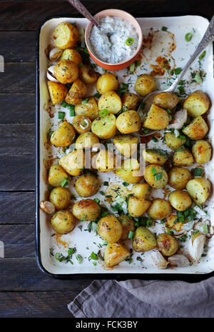 geröstete Kartoffeln mit Knoblauch und Dip, Lebensmittel-Draufsicht Stockfoto