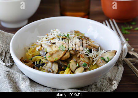 Spaghetti mit gebratenen Pilzen Nahaufnahme Stockfoto