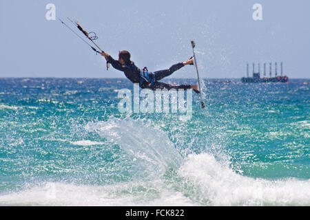 Nicht identifizierte Sportler Kitesurfer springen in Tarifa, Spanien Stockfoto