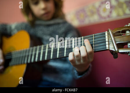 Junge spanische Gitarre spielen Stockfoto