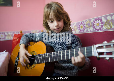 Junge spanische Gitarre spielen Stockfoto