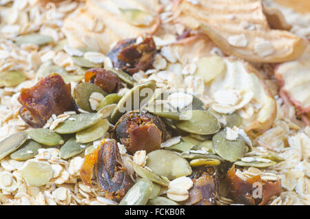 hausgemachtes Müsli mit getrockneten Früchten und Kürbiskernen Stockfoto