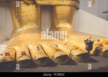 Tempel Wat Intharawihan vor große stehende Buddha Fuß Stockfoto