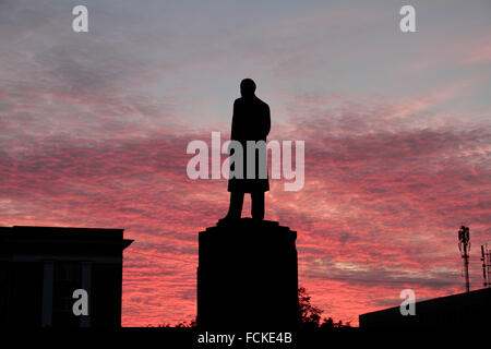 Statue von Vladimir Lenin in Weliki Nowgorod Silhouette gegen einen roten bewölkten Abendhimmel, Oblast Nowgorod, Russland. Stockfoto