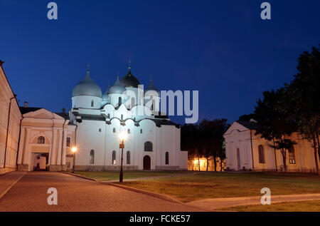 Nacht Zeit Blick auf die Kathedrale von St. Sophia im Kreml, Weliki Nowgorod, Oblast Nowgorod, Russland. Stockfoto