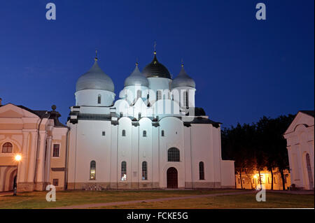 Nacht Zeit Blick auf die Kathedrale von St. Sophia im Kreml, Weliki Nowgorod, Oblast Nowgorod, Russland. Stockfoto