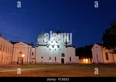 Nacht Zeit Blick auf die Kathedrale von St. Sophia im Kreml, Weliki Nowgorod, Oblast Nowgorod, Russland. Stockfoto