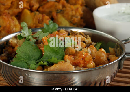 Indisches Essen Vorspeise Samosa Chaat mit Pakora und Minze Joghurt Stockfoto