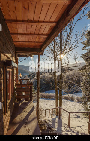 Schöne Berghütte der Holzscheite Stockfoto