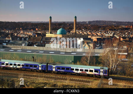 Ein Zug nähert Sheffield Stadtzentrum mit Blick über die Madina Masjid-Moschee, Gehäuse und fernen Hügel, Yorkshire England Stockfoto