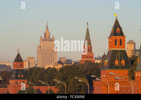 Kreml-Mauer und das Außenministerium, eine der sieben Schwestern Stalins, am frühen Morgen, Moskau, Russland Stockfoto