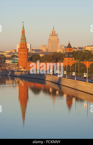 Kreml-Türme und Außenministerium spiegelt sich in der Moskwa am frühen Morgen, Moskau, Russland Stockfoto