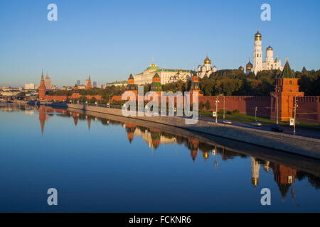 Kreml spiegelt sich in der Moskwa am frühen Morgen, Moskau, Russland Stockfoto