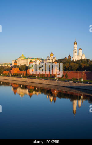 Kreml spiegelt sich in der Moskwa am frühen Morgen, Moskau, Russland Stockfoto