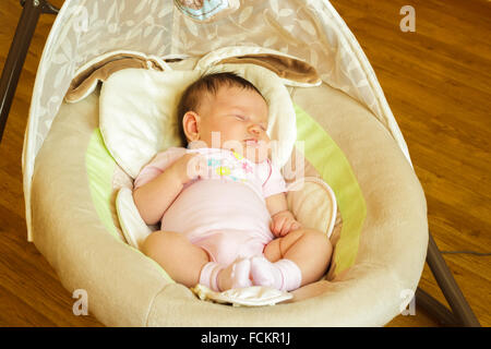 Baby Mädchen Neugeborene schlafen in der Wiege Stockfoto