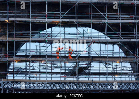 Eisenbahner auf Gerüsten, die Durchführung von Wartungs arbeiten an Runcorn - Widnes Eisenbahnbrücke. Stockfoto