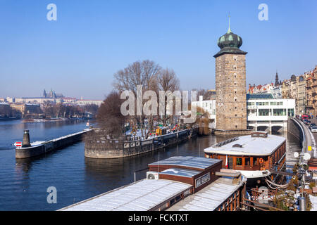 Der gotische Wasserturm an der Moldau. Manes Prag Winter Tschechische Republik Winter Stadtlandschaft Schnee Stockfoto