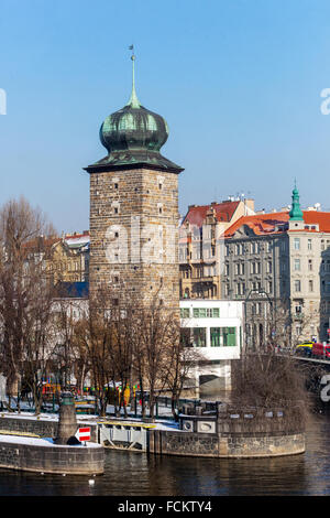 Die gotische Wasserturm auf der Moldau. Manes Prag, Tschechische Republik Stockfoto