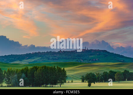 Die mittelalterliche Stadt Pienza an farbenprächtigen Sonnenuntergang Stockfoto