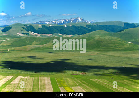 Bergfrühling in Italien Landschaft, Umbrien. Stockfoto